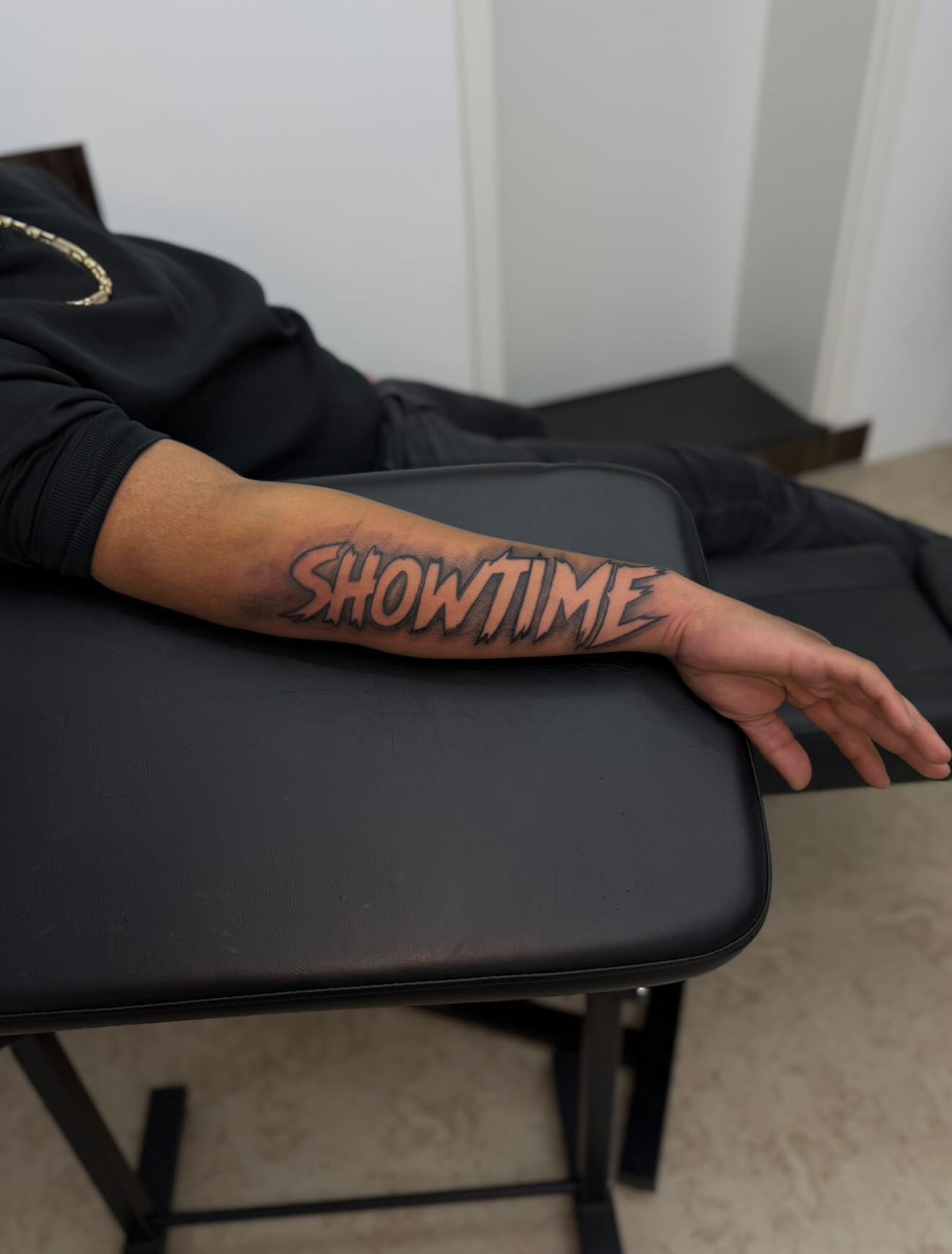 Showtime Lettering Schriftzug Tattoo