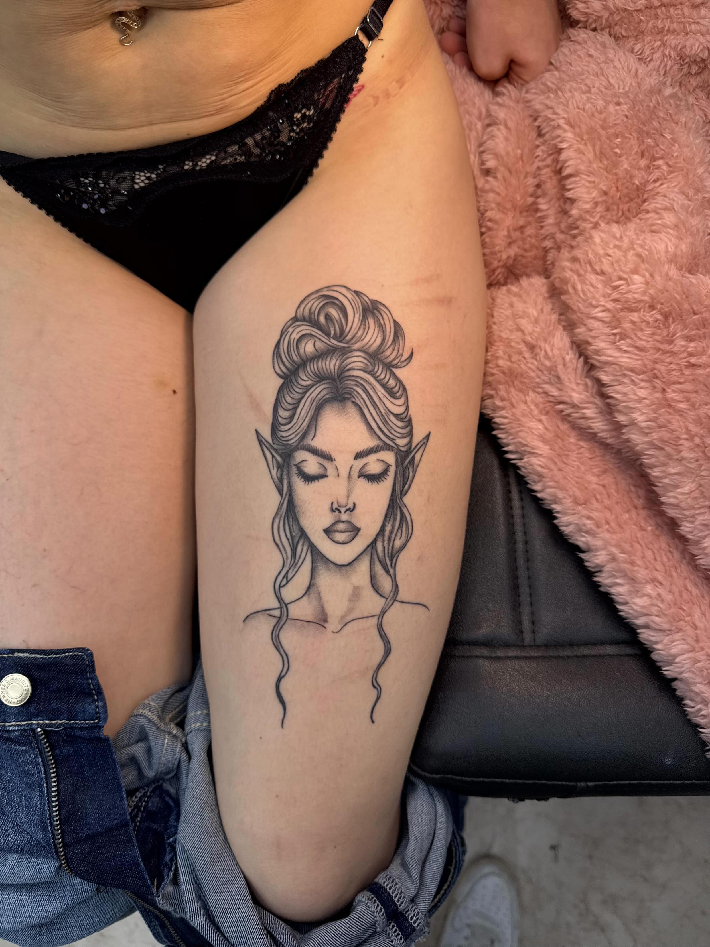 Fineline Frauenportrait Tattoo