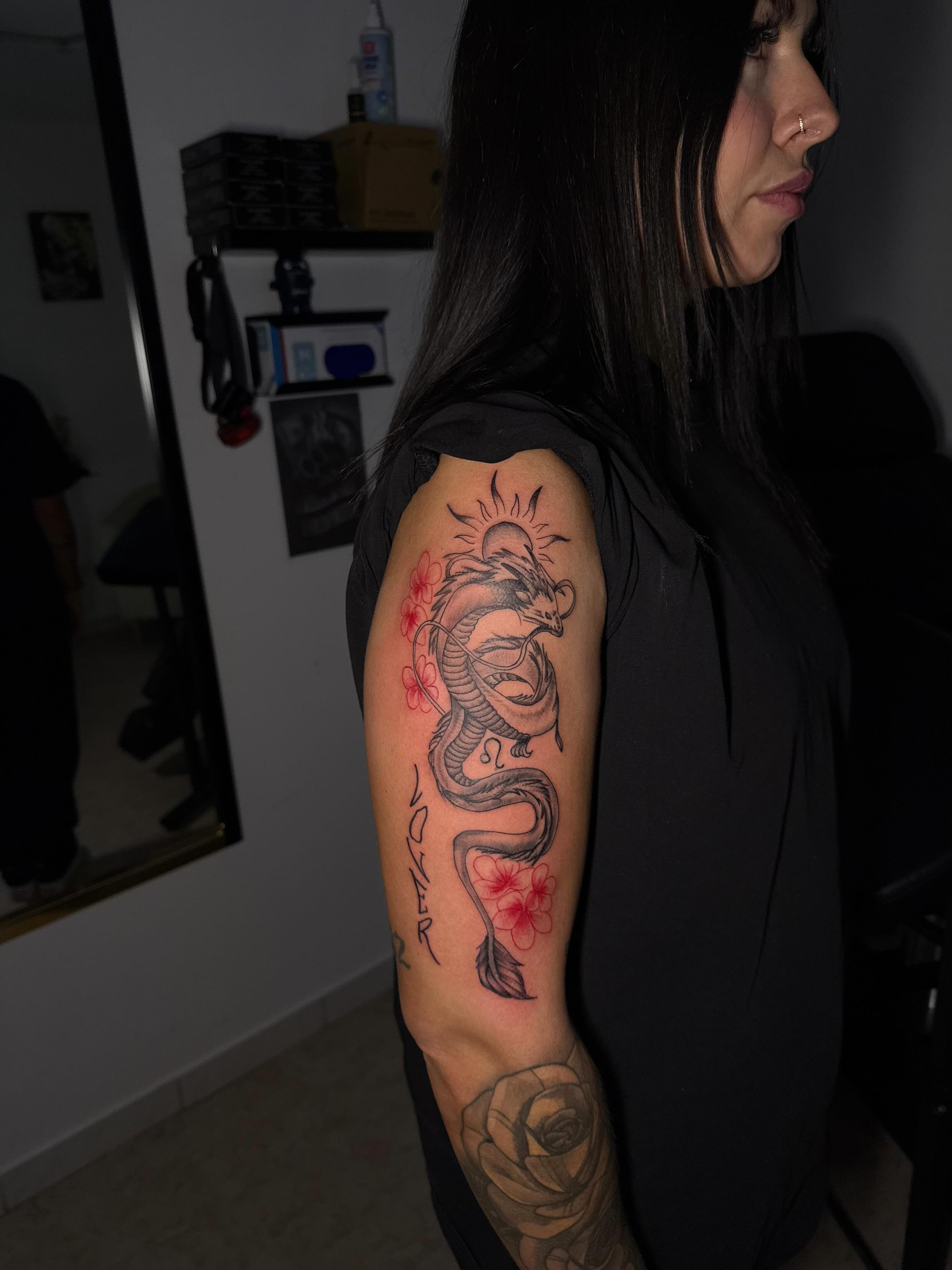 Drache mit Kirschblüten Tattoo