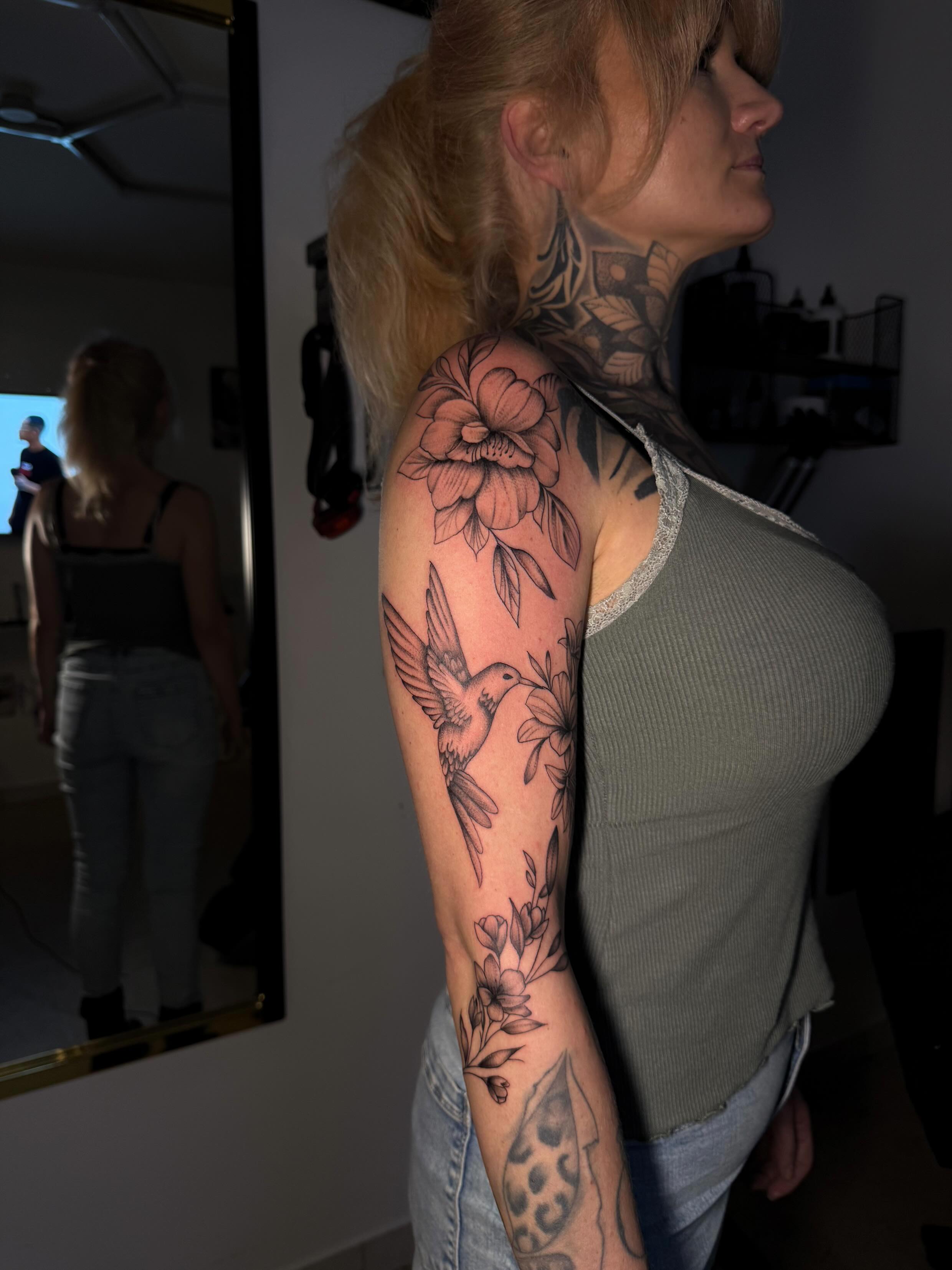 Fineline Kolibri und Blumen Sleeve, Oberarm